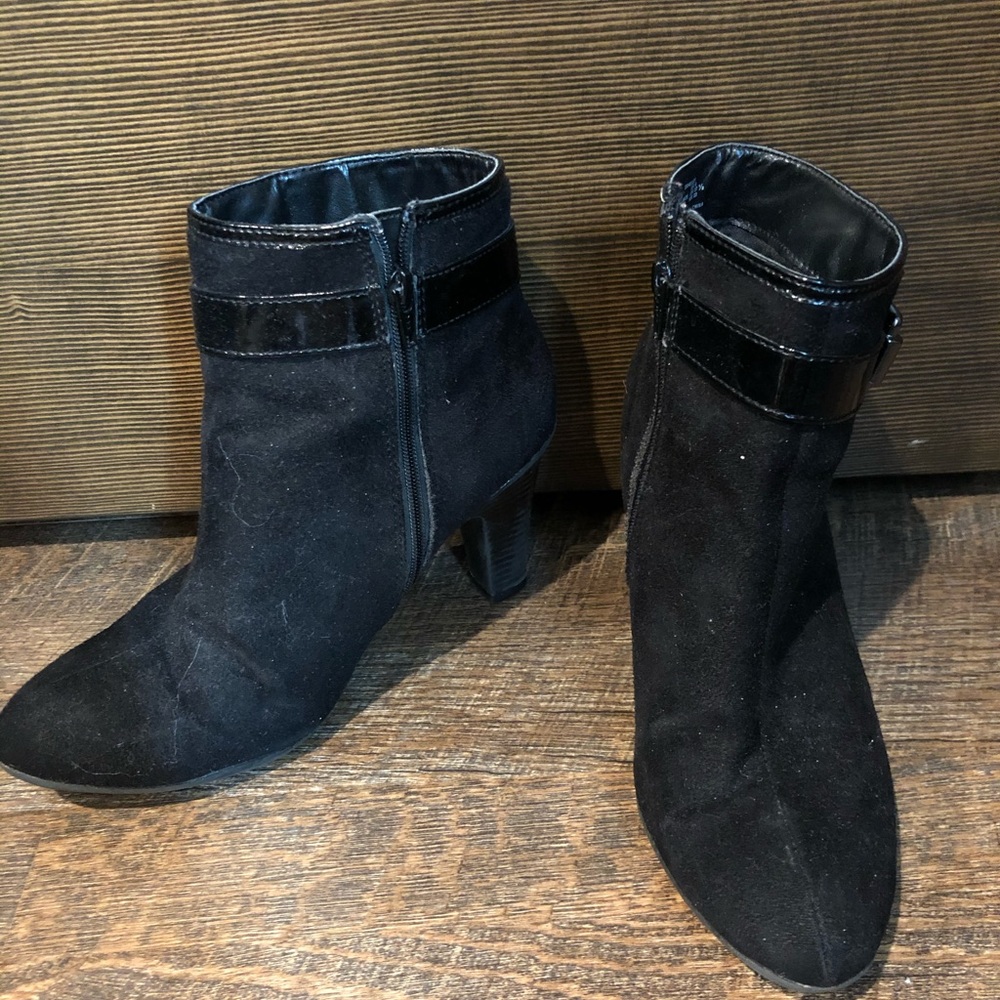 Black high heeled bootie